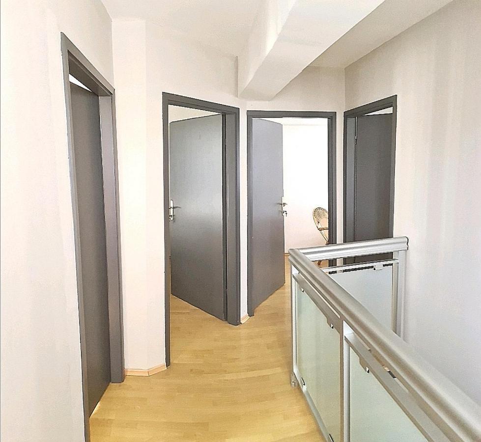 Apartment 993 Pale