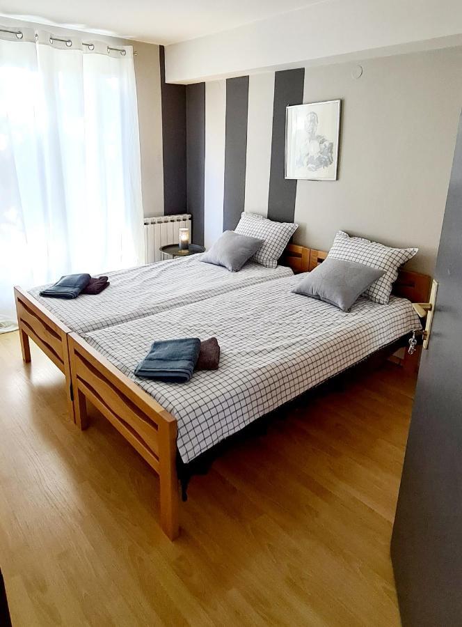 Apartment 993 *